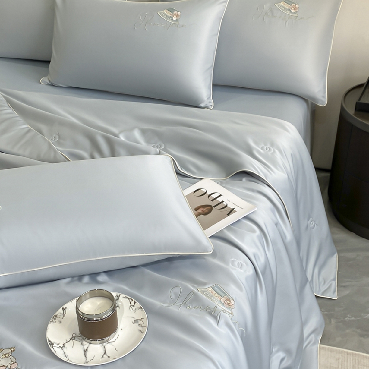 91家纺网 家纺一手货源 找家纺 丝印良品 2026新款刺绣水洗真丝夏被四件套公主日记系列-风格一 公主日记-高级灰