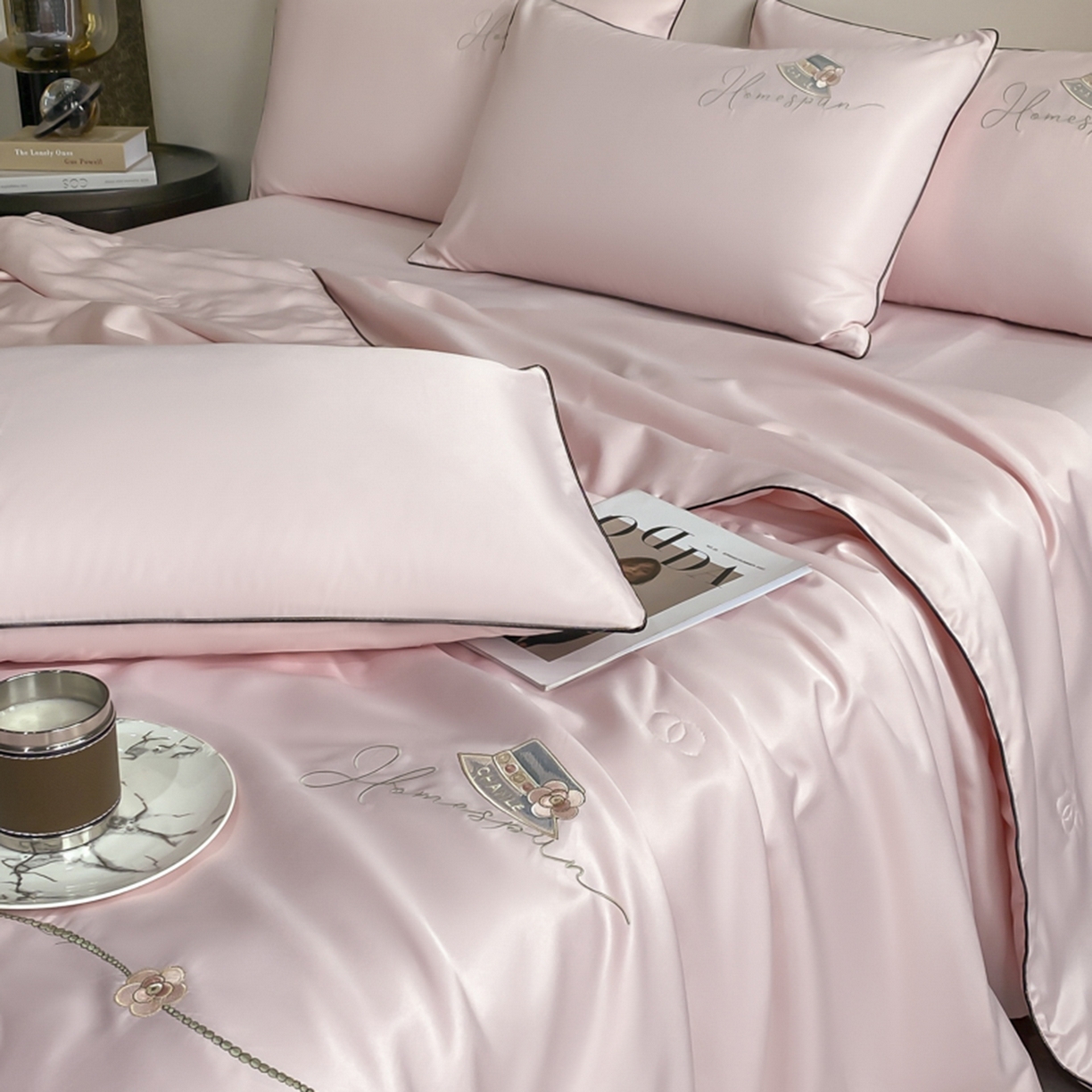 91家纺网 家纺一手货源 找家纺 丝印良品 2026新款刺绣水洗真丝夏被四件套公主日记系列-风格一 公主日记-樱花粉