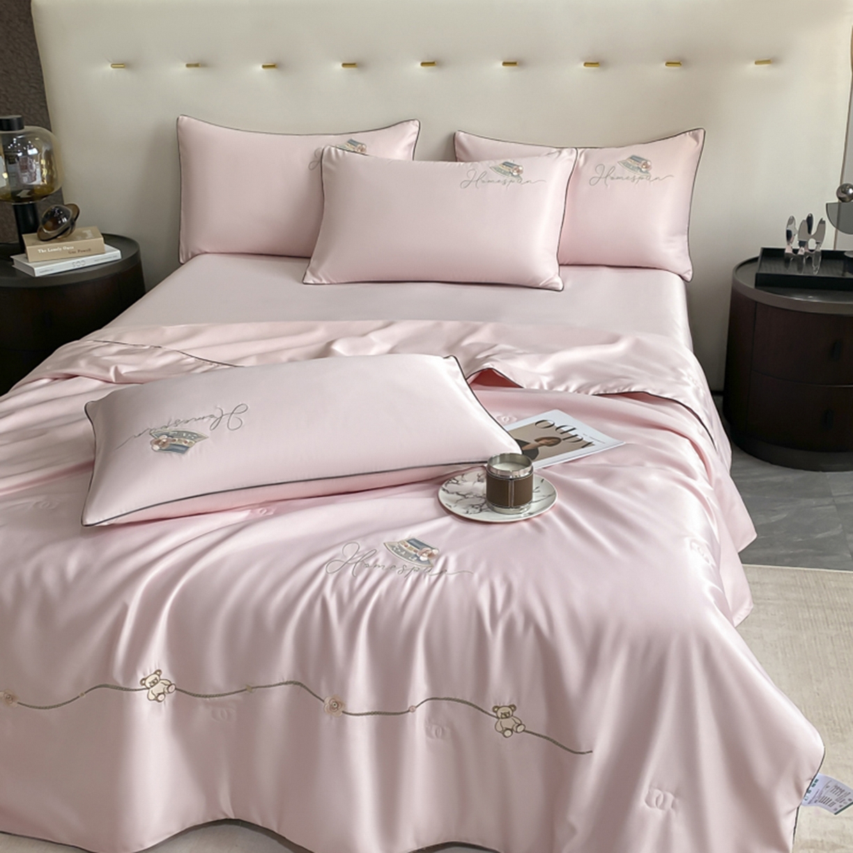 91家纺网 家纺一手货源 找家纺 丝印良品 2026新款刺绣水洗真丝夏被四件套公主日记系列-风格一 公主日记-樱花粉