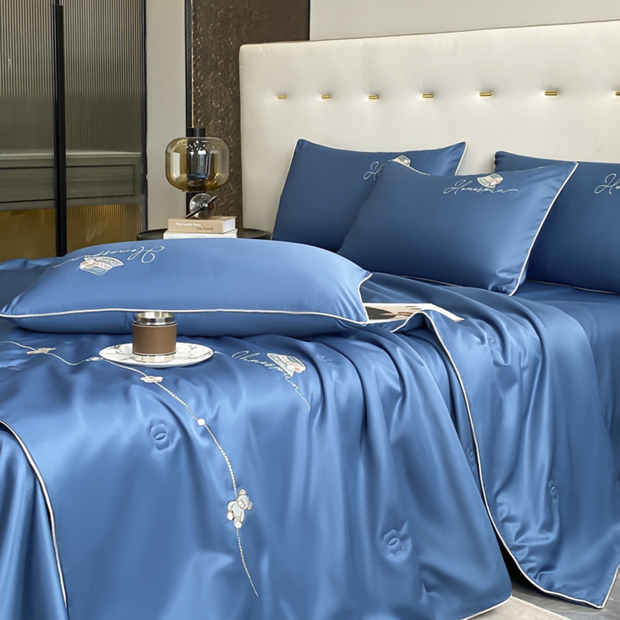 91家纺网 家纺一手货源 找家纺 丝印良品 2026新款刺绣水洗真丝夏被四件套公主日记系列-风格一 公主日记-宾利蓝