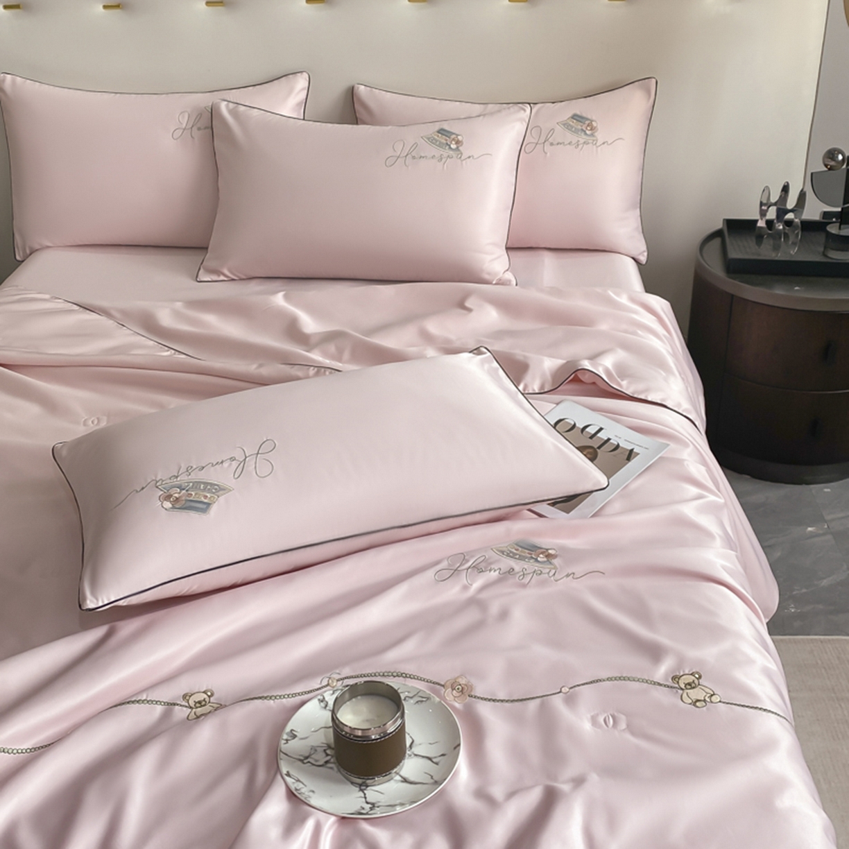 91家纺网 家纺一手货源 找家纺 丝印良品 2026新款刺绣水洗真丝夏被四件套公主日记系列-风格一 公主日记-樱花粉