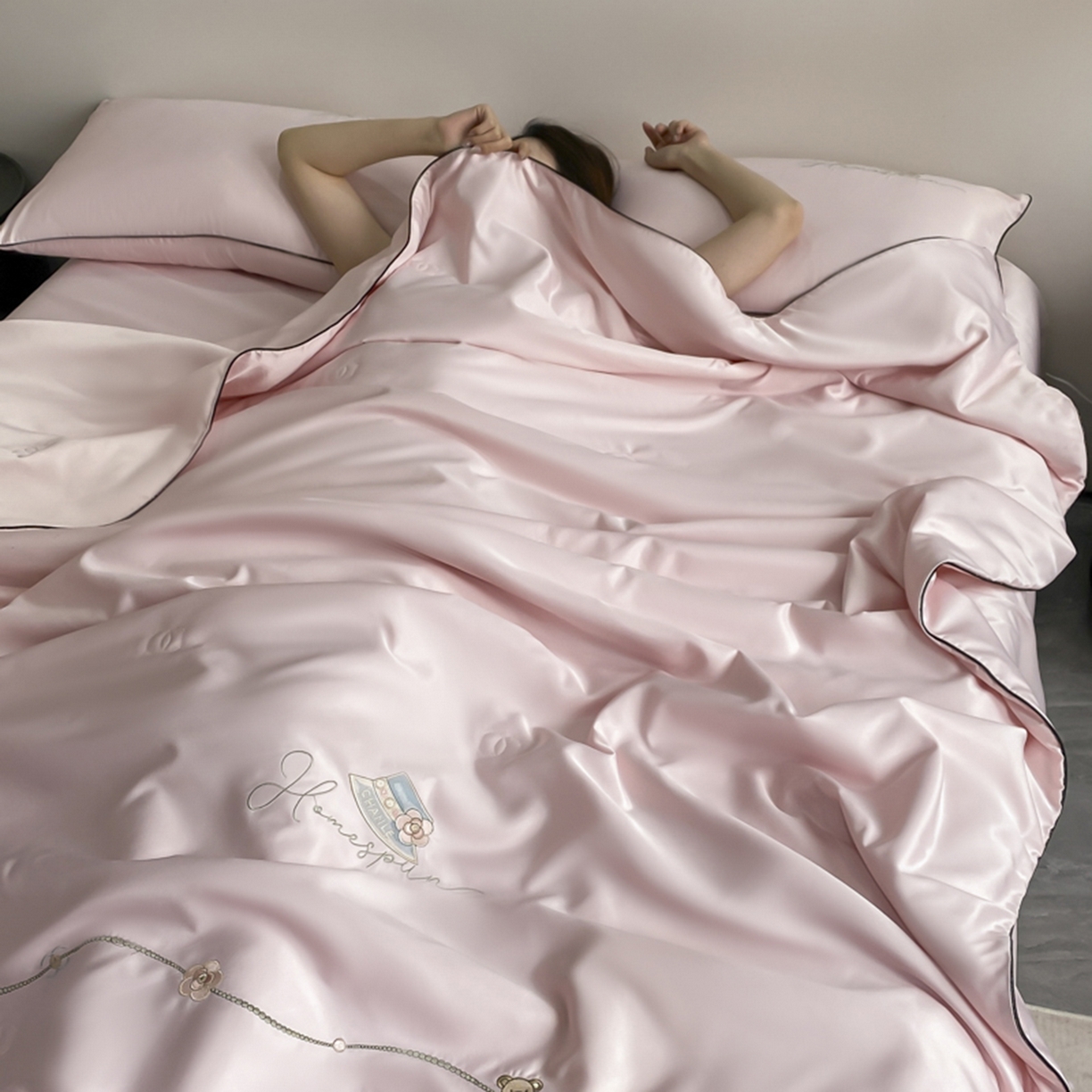 91家纺网 家纺一手货源 找家纺 丝印良品 2026新款刺绣水洗真丝夏被四件套公主日记系列-风格一 公主日记-樱花粉