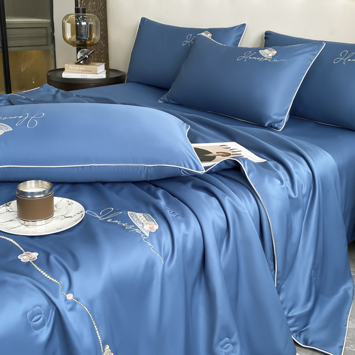 91家纺网 家纺一手货源 找家纺 丝印良品 2026新款刺绣水洗真丝夏被四件套公主日记系列-风格一 公主日记-宾利蓝