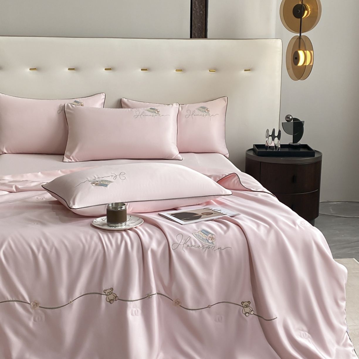 91家纺网 家纺一手货源 找家纺 丝印良品 2026新款刺绣水洗真丝夏被四件套公主日记系列-风格一 公主日记-樱花粉