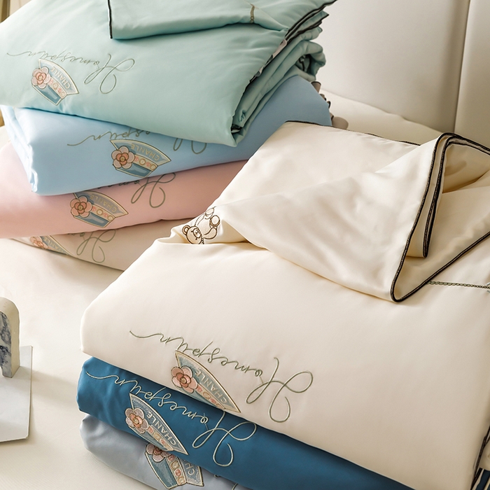 91家纺网 家纺一手货源 找家纺 欧冠家纺 （总） 2026新款刺绣水洗真丝夏被四件套公主日记系列-风格二