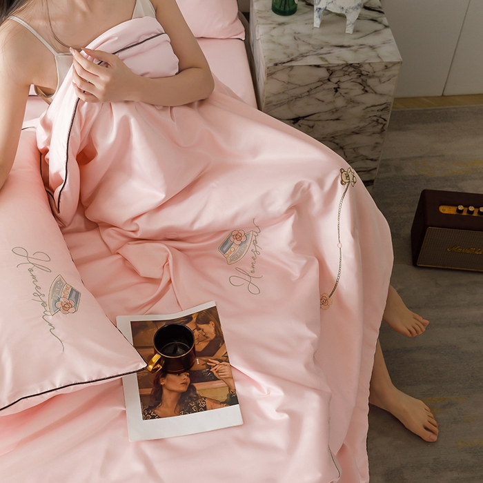 91家纺网 家纺一手货源 找家纺 丝印良品 2026新款刺绣水洗真丝夏被四件套公主日记系列-风格二 公主日记-樱花粉