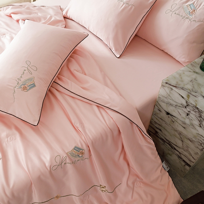 91家纺网 家纺一手货源 找家纺 丝印良品 2026新款刺绣水洗真丝夏被四件套公主日记系列-风格二 公主日记-樱花粉