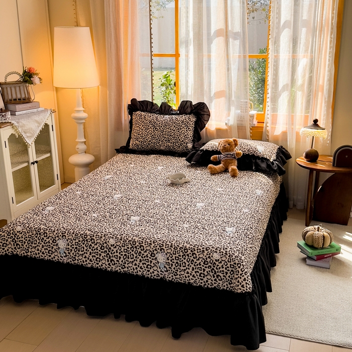 91家纺网 家纺一手货源 找家纺 大麦家纺 2026新款水洗古棉床盖印花四件套 豹纹猫咪蓝