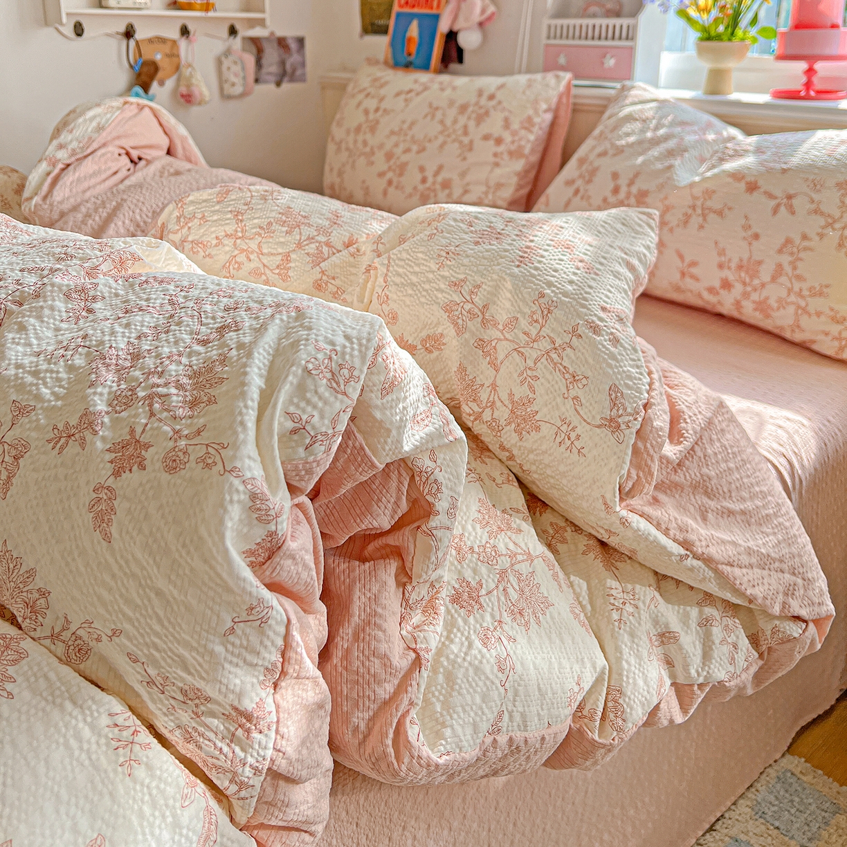 91家纺网 家纺一手货源 找家纺 悦织湾家纺 2026新款泡芙棉印花四件套单品单被套枕套时尚轻奢卡通小碎花学生宿舍用品三四件套 花蔓（粉）