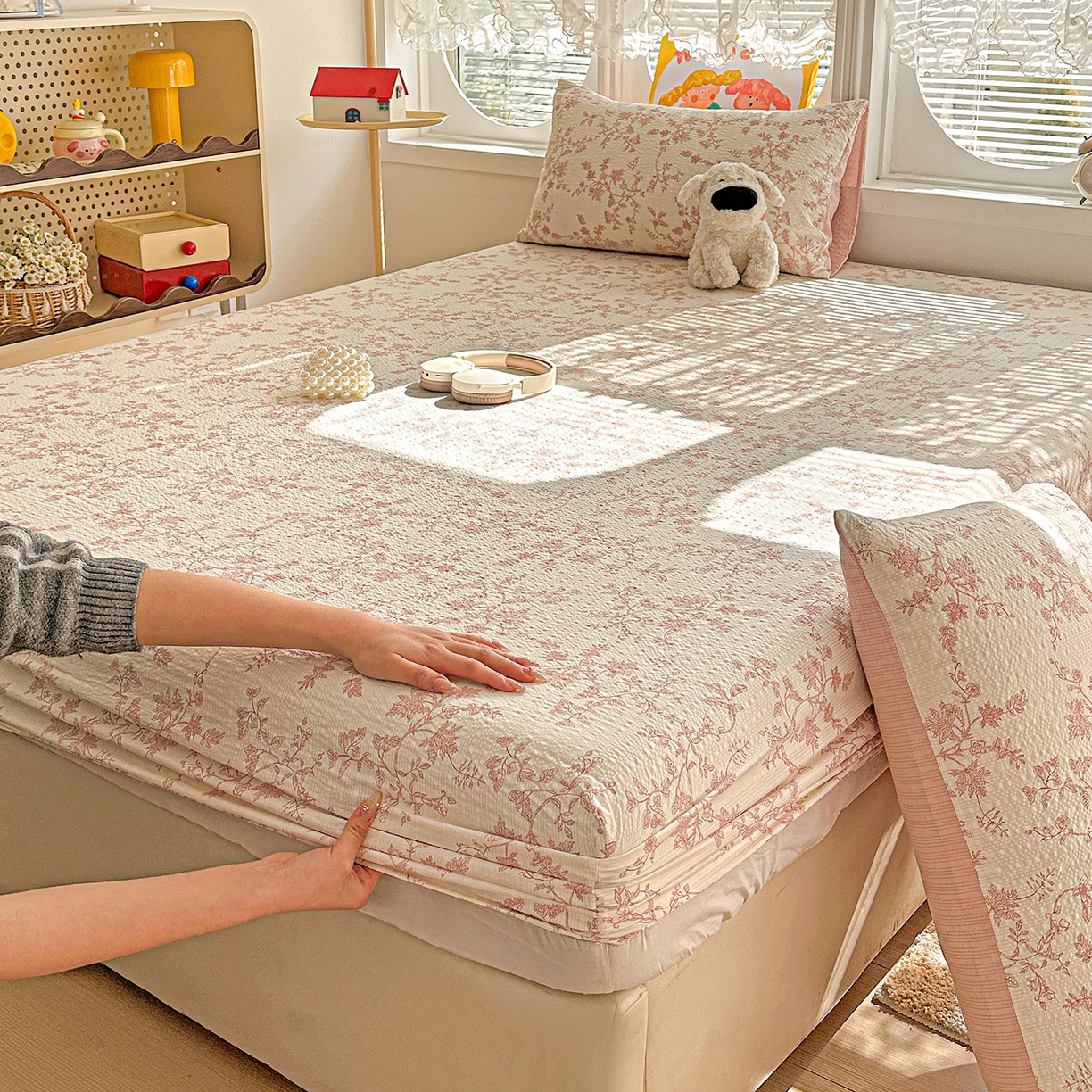 91家纺网 家纺一手货源 找家纺 悦织湾家纺 2026新款老粗布印花床单床笠床笠三两件套春秋学生宿舍单双人床笠 花蔓（粉）