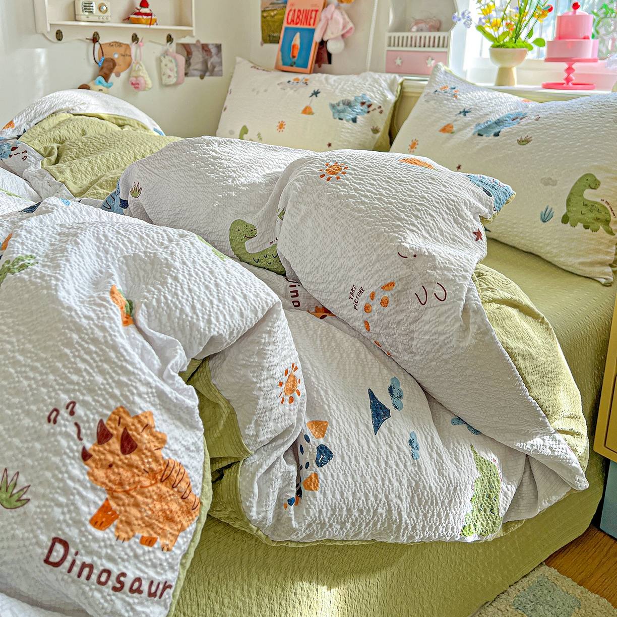 91家纺网 家纺一手货源 找家纺 悦织湾家纺 2026新款泡芙棉印花四件套单品单被套枕套时尚轻奢卡通小碎花学生宿舍用品三四件套 恐龙日记