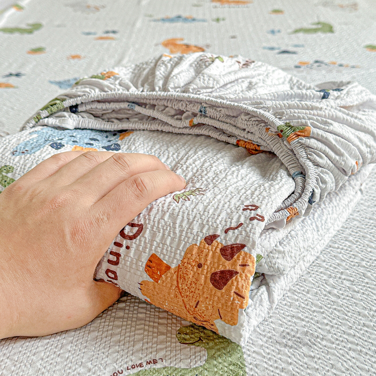 91家纺网 家纺一手货源 找家纺 悦织湾家纺 2026新款老粗布印花床单床笠床笠三两件套春秋学生宿舍单双人床笠 恐龙日记