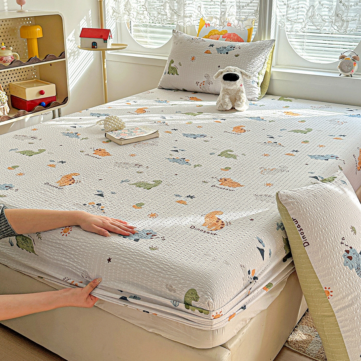 91家纺网 家纺一手货源 找家纺 悦织湾家纺 2026新款老粗布印花床单床笠床笠三两件套春秋学生宿舍单双人床笠 恐龙日记