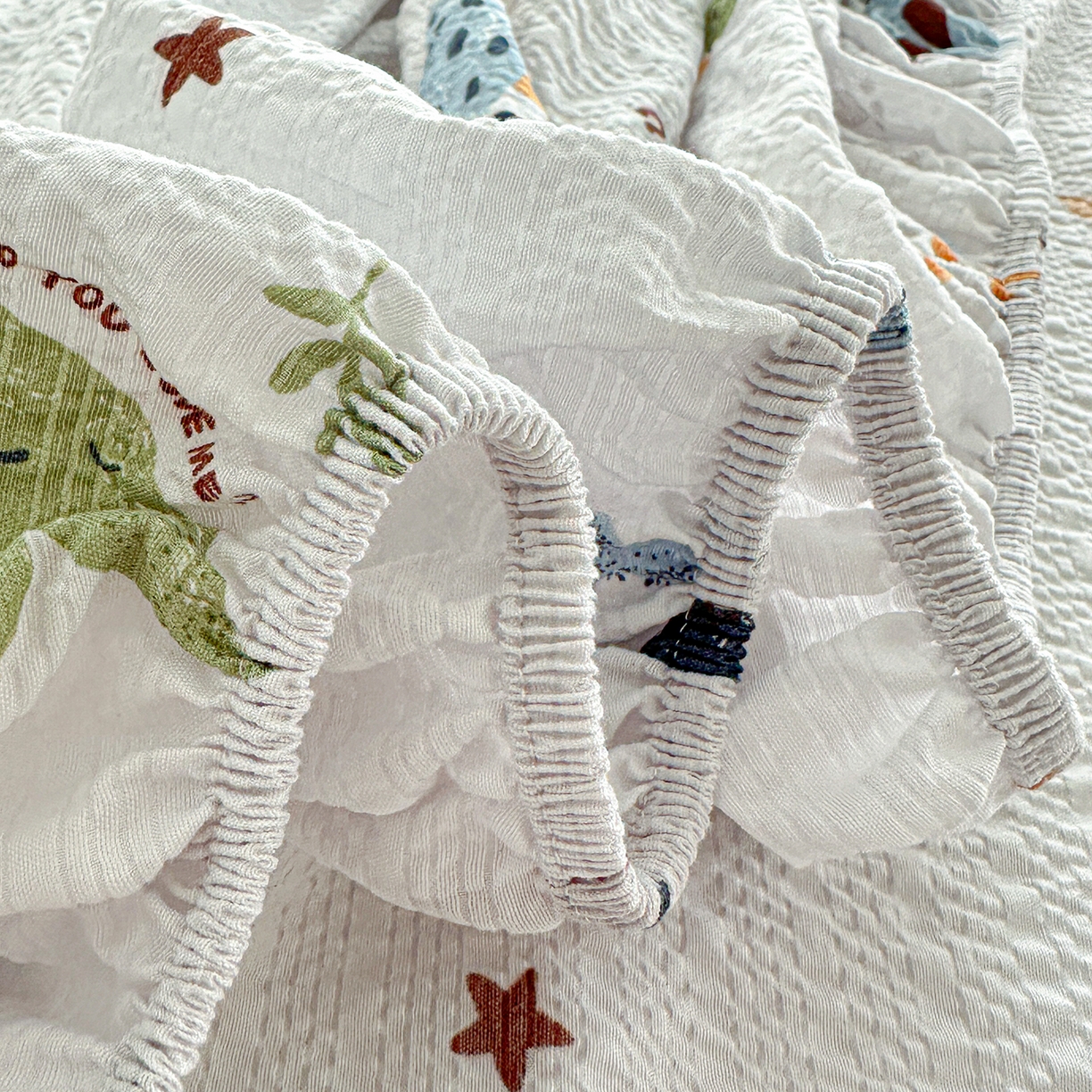 91家纺网 家纺一手货源 找家纺 悦织湾家纺 2026新款老粗布印花床单床笠床笠三两件套春秋学生宿舍单双人床笠 恐龙日记