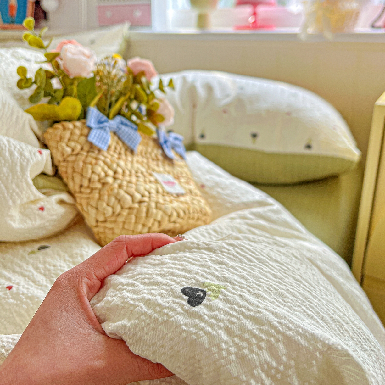 91家纺网 家纺一手货源 找家纺 悦织湾家纺 2026新款泡芙棉印花四件套单品单被套枕套时尚轻奢卡通小碎花学生宿舍用品三四件套 奶樱点点