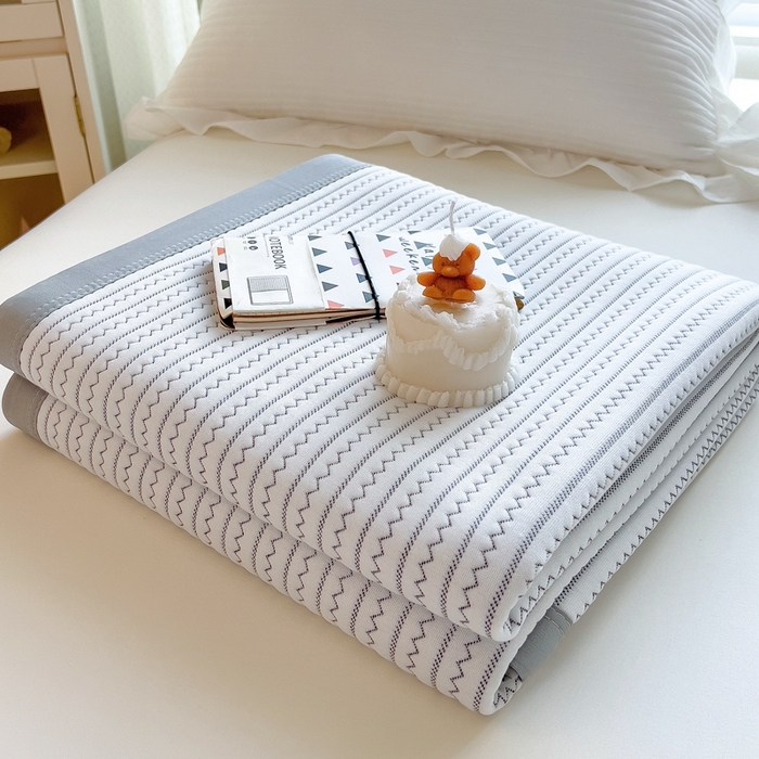 91家纺网 家纺一手货源 找家纺 馨乐家纺 2026新款三层纱针织夏凉被夏被被子被芯盖毯 灵波