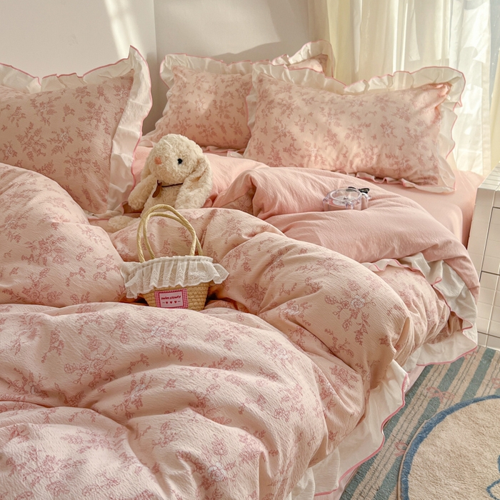 91家纺网 家纺一手货源 找家纺 柒月家居 2026新款小清新木棉皱皱纱花边款四件套 春意粉