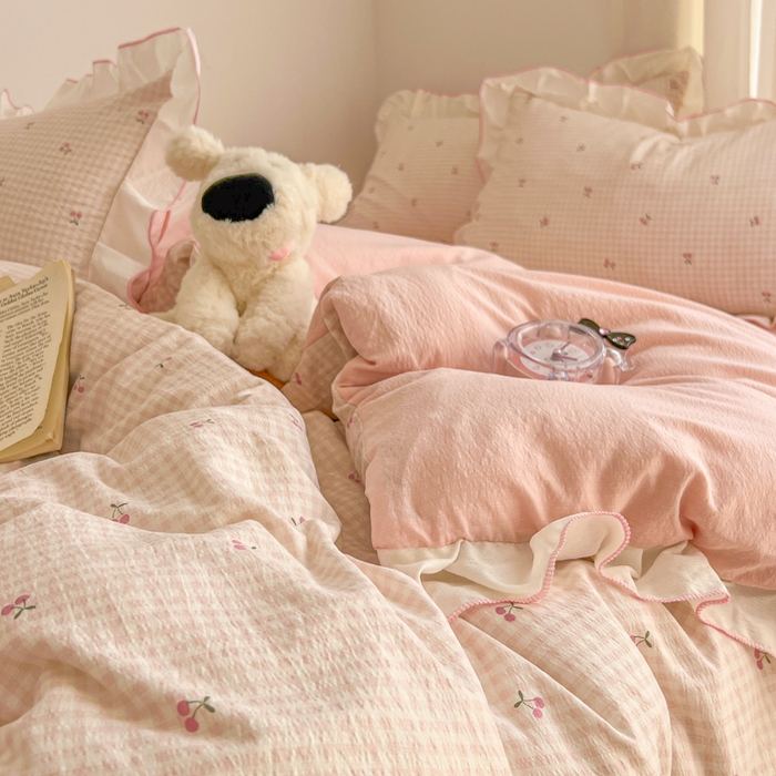 91家纺网 家纺一手货源 找家纺 柒月家居 2026新款小清新木棉皱皱纱花边款四件套 格子樱桃