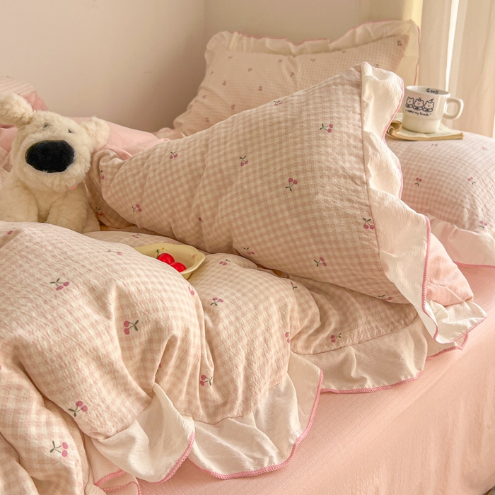 91家纺网 家纺一手货源 找家纺 柒月家居 2026新款小清新木棉皱皱纱花边款四件套 格子樱桃