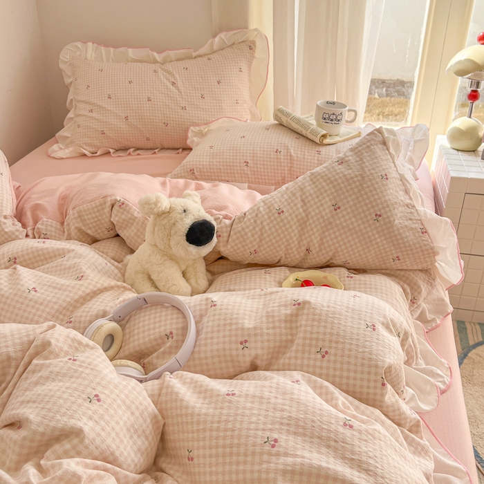 91家纺网 家纺一手货源 找家纺 柒月家居 2026新款小清新木棉皱皱纱花边款四件套 格子樱桃