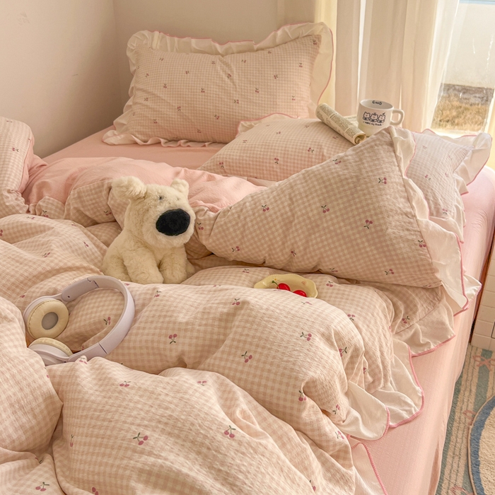 91家纺网 家纺一手货源 找家纺 柒月家居 2026新款小清新木棉皱皱纱花边款四件套 格子樱桃