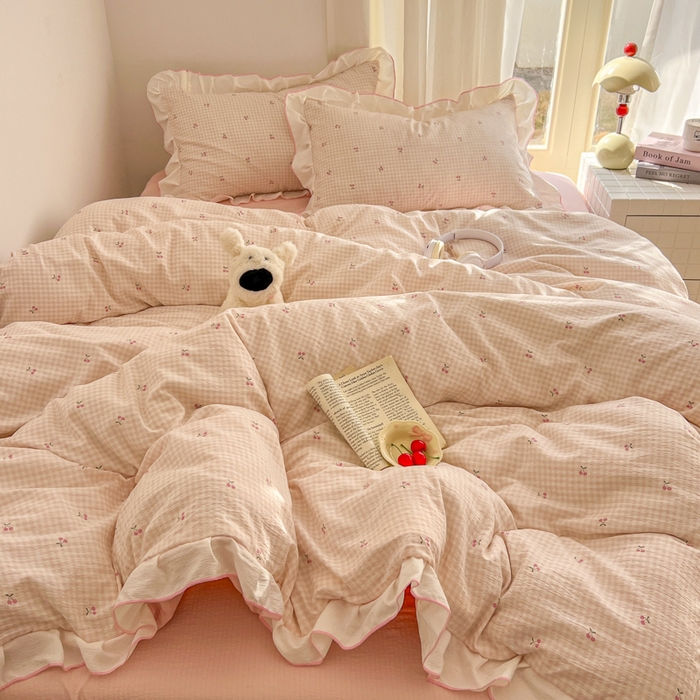 91家纺网 家纺一手货源 找家纺 柒月家居 2026新款小清新木棉皱皱纱花边款四件套 格子樱桃