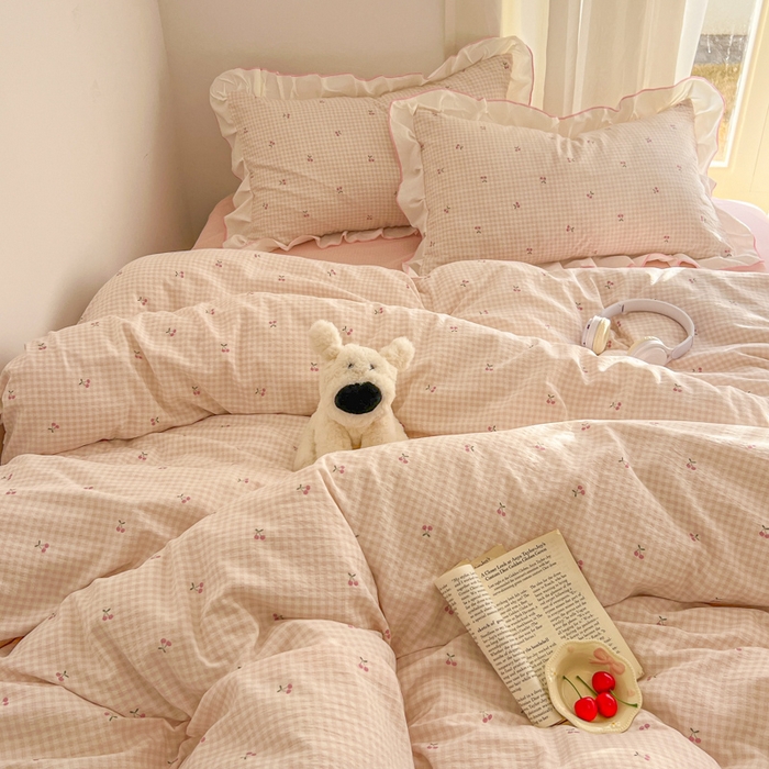 91家纺网 家纺一手货源 找家纺 柒月家居 2026新款小清新木棉皱皱纱花边款四件套 格子樱桃