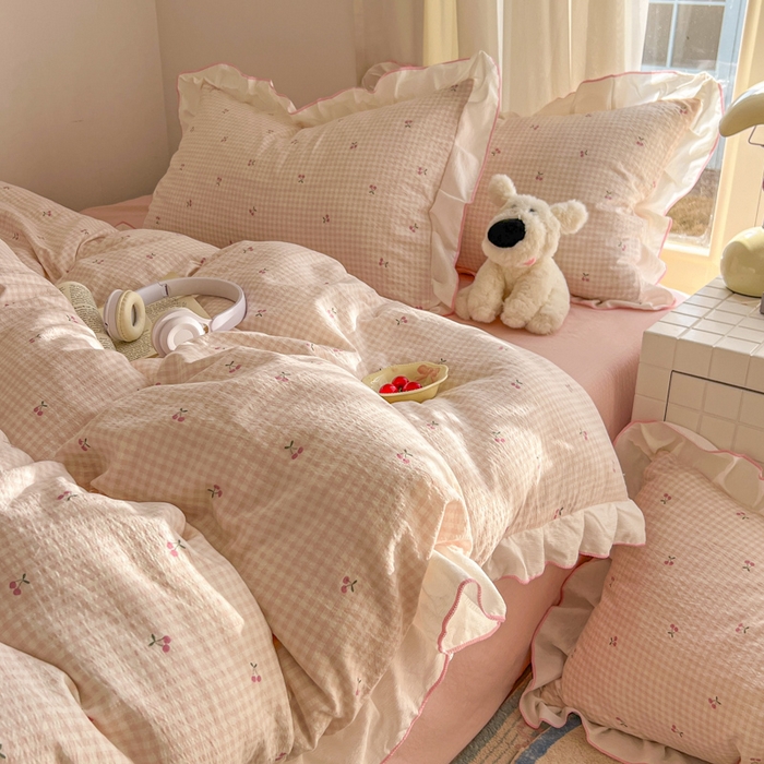 91家纺网 家纺一手货源 找家纺 柒月家居 2026新款小清新木棉皱皱纱花边款四件套 格子樱桃
