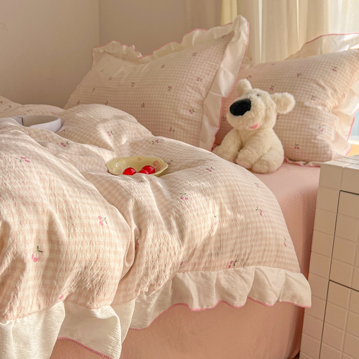 91家纺网 家纺一手货源 找家纺 柒月家居 2026新款小清新木棉皱皱纱花边款四件套 格子樱桃