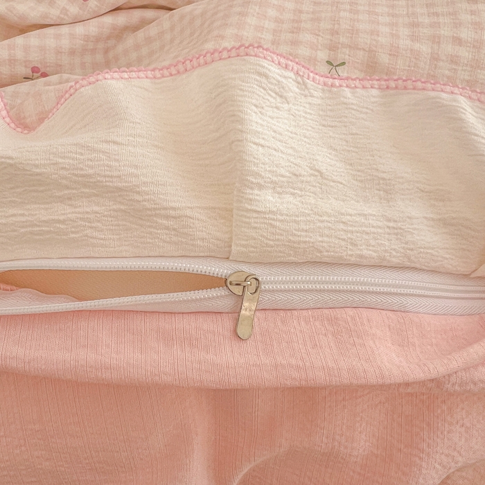 91家纺网 家纺一手货源 找家纺 柒月家居 2026新款小清新木棉皱皱纱花边款四件套 格子樱桃