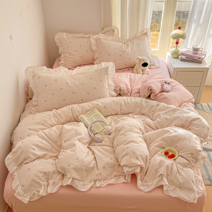 91家纺网 家纺一手货源 找家纺 柒月家居 2026新款小清新木棉皱皱纱花边款四件套 格子樱桃