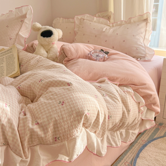 91家纺网 家纺一手货源 找家纺 柒月家居 2026新款小清新木棉皱皱纱花边款四件套 格子樱桃