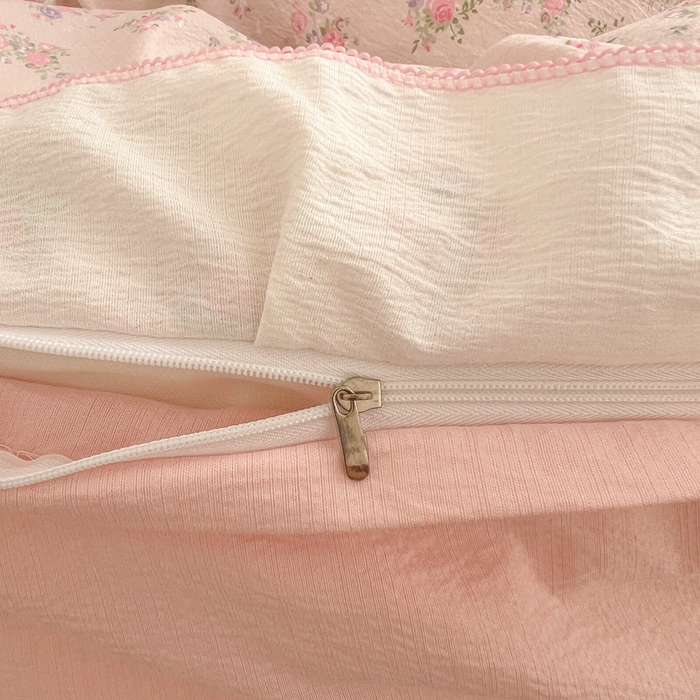 91家纺网 家纺一手货源 找家纺 柒月家居 2026新款小清新木棉皱皱纱花边款四件套 花田梦