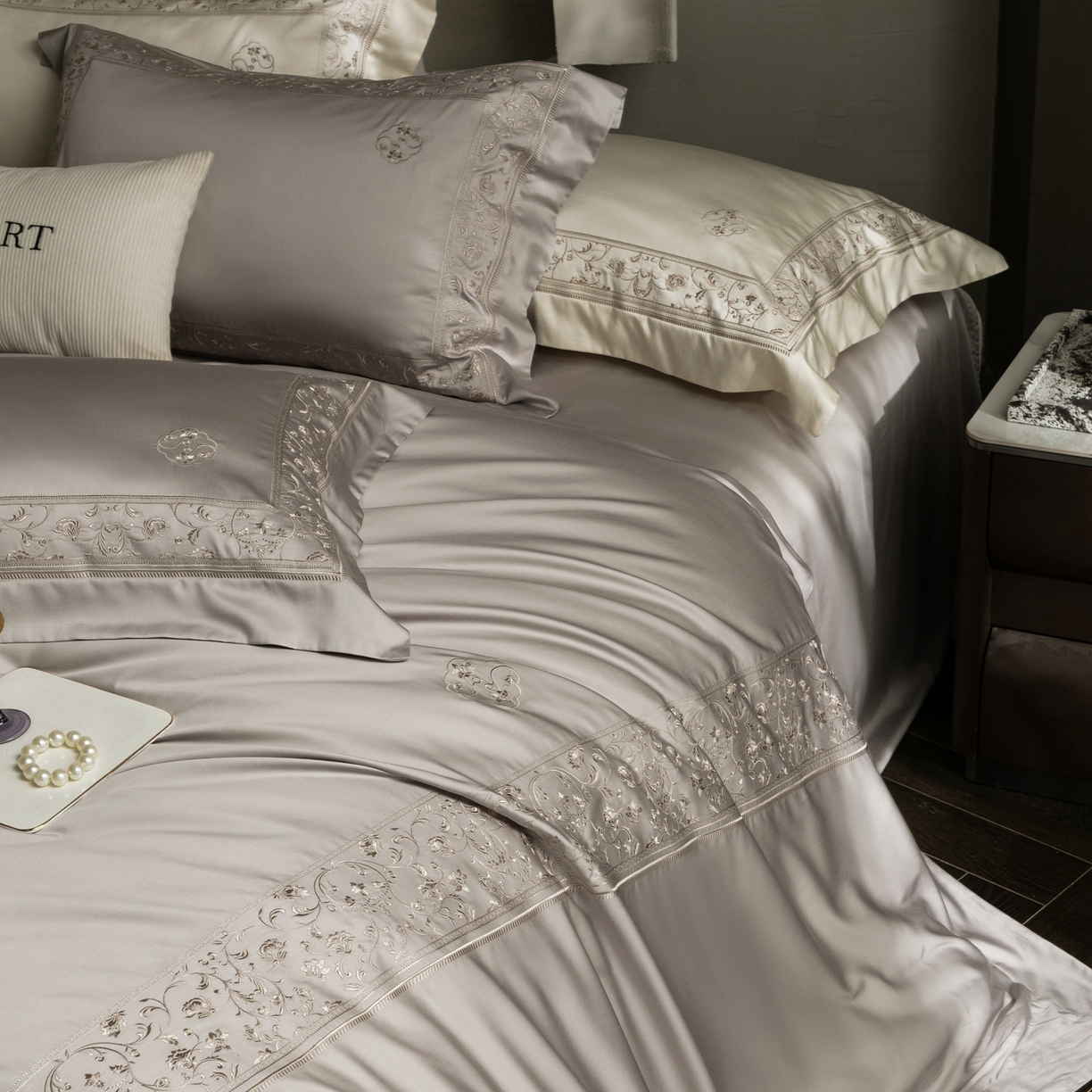 91家纺网 家纺一手货源 找家纺 涞澳家纺 2026新款东帝兴岚雾天丝棉四件套-春风漫舞 春风漫舞-灰