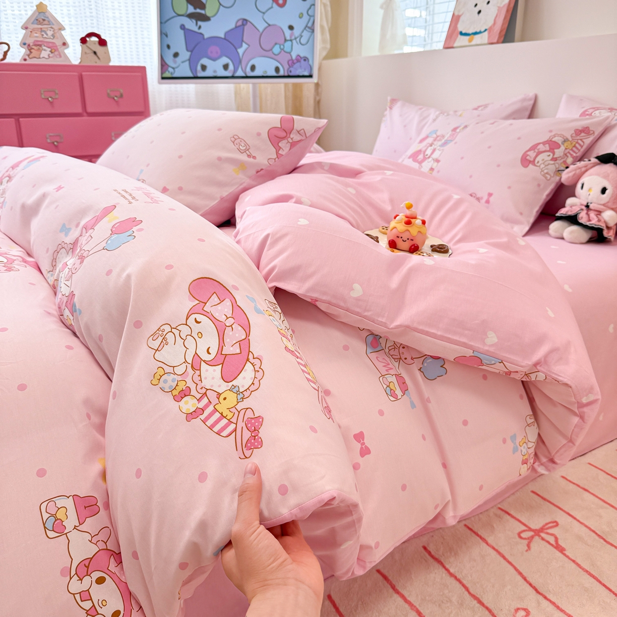 91家纺网 家纺一手货源 找家纺 简宜家居（朝初家纺） 2026新款40支100%纯棉全棉13070斜纹四件套-三丽鸥卡通系列 快乐美乐蒂