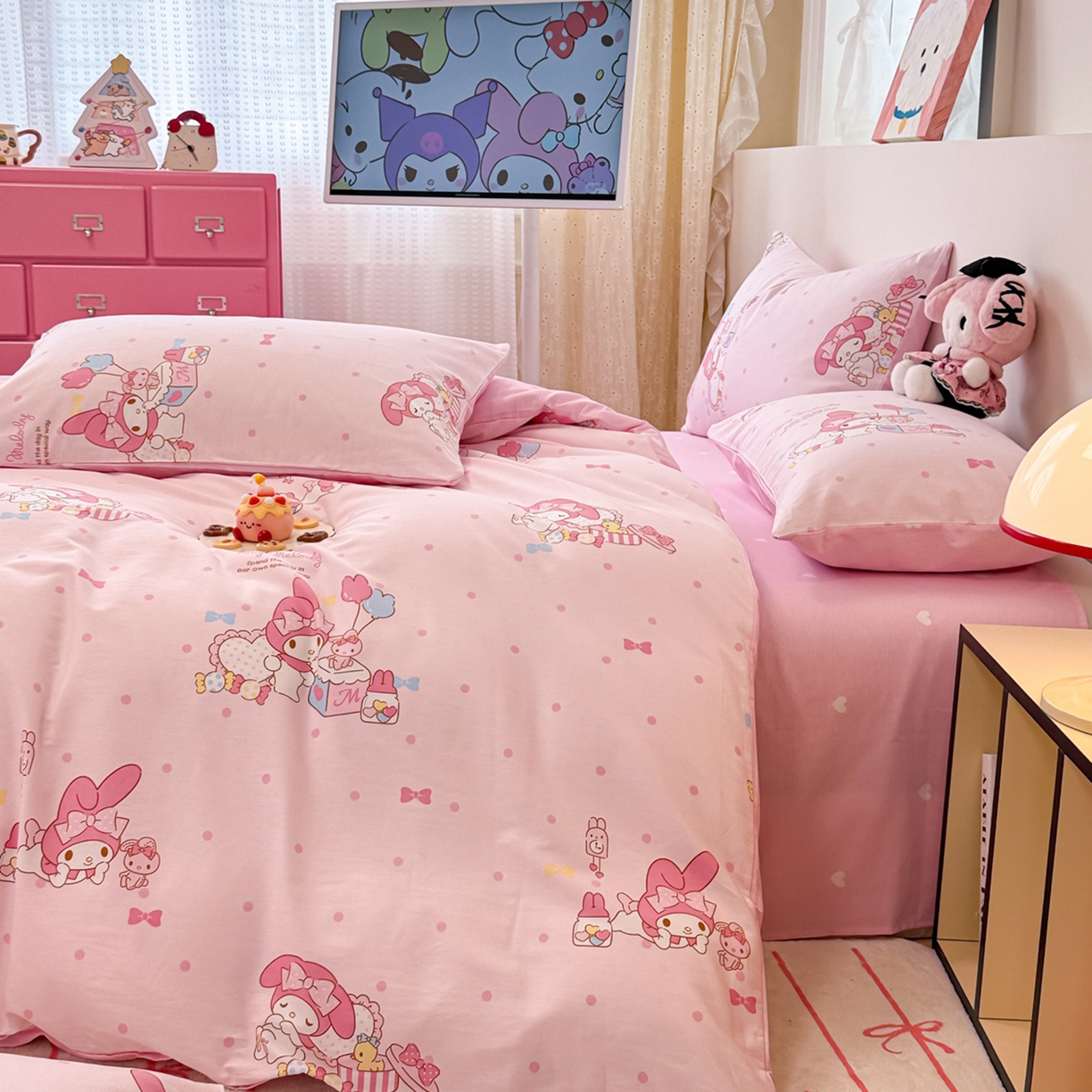 91家纺网 家纺一手货源 找家纺 简宜家居（朝初家纺） 2026新款40支100%纯棉全棉13070斜纹四件套-三丽鸥卡通系列 快乐美乐蒂