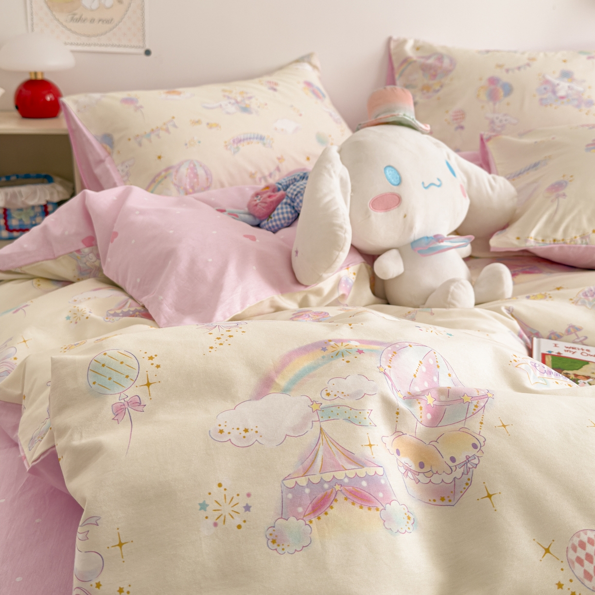 91家纺网 家纺一手货源 找家纺 简宜家居（朝初家纺） 2026新款40支100%纯棉全棉13070斜纹四件套-三丽鸥卡通系列 玉桂彩虹乐园