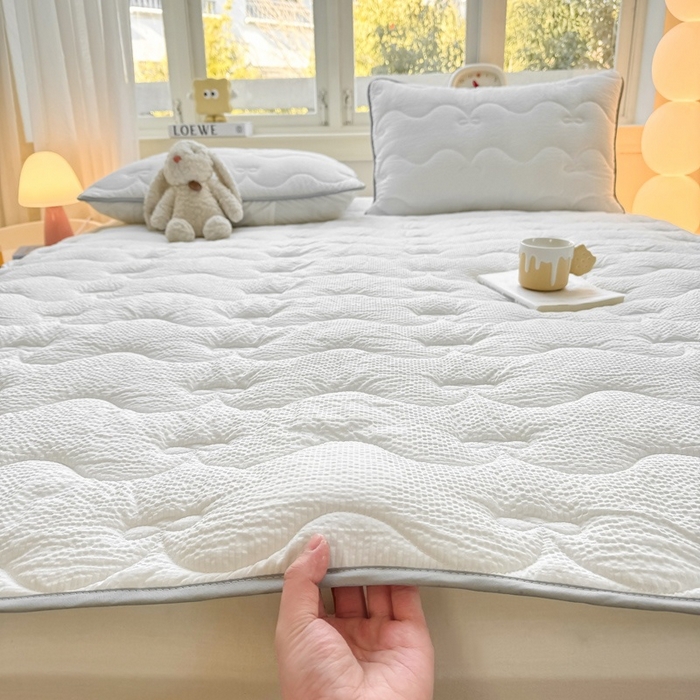 91家纺网 家纺一手货源 找家纺 麒东家纺 2026新款春夏泡泡纱夹棉床垫系列 白色