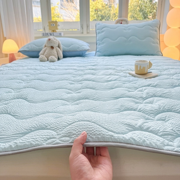 91家纺网 家纺一手货源 找家纺 麒东家纺 2026新款春夏泡泡纱夹棉床垫系列 天蓝