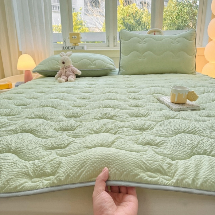 91家纺网 家纺一手货源 找家纺 麒东家纺 2026新款春夏泡泡纱夹棉床垫系列 绿色