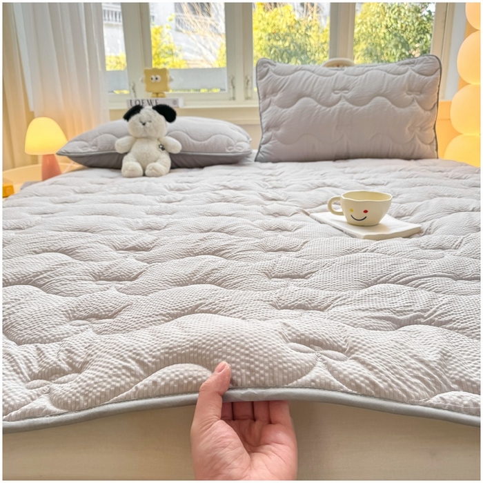 91家纺网 家纺一手货源 找家纺 麒东家纺 2026新款春夏泡泡纱夹棉床垫系列 浅灰