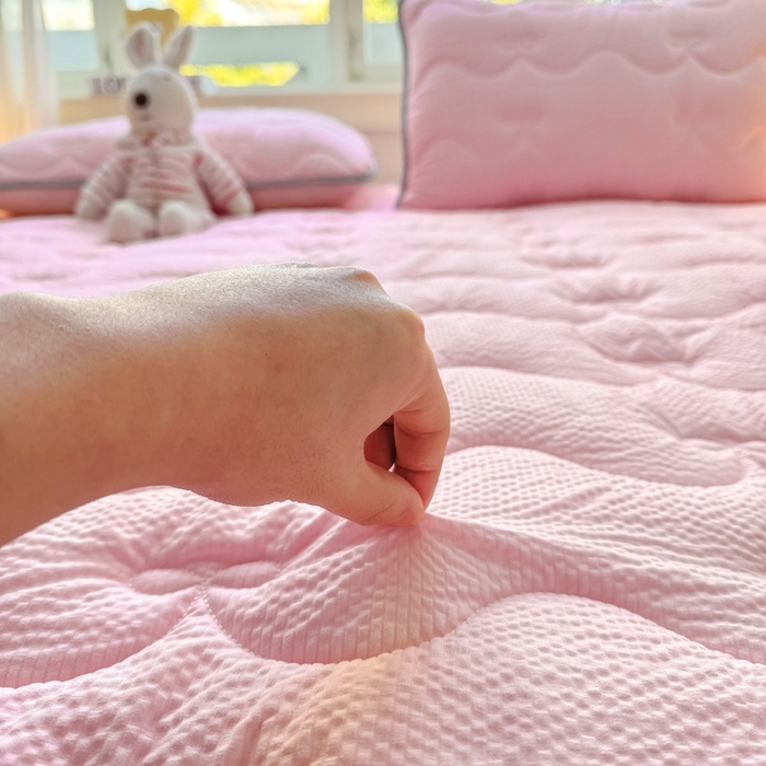 91家纺网 家纺一手货源 找家纺 麒东家纺 2026新款春夏泡泡纱夹棉床垫系列 粉色