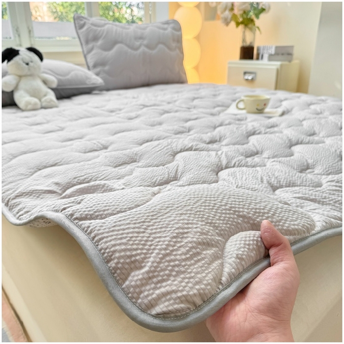 91家纺网 家纺一手货源 找家纺 麒东家纺 2026新款春夏泡泡纱夹棉床垫系列 浅灰