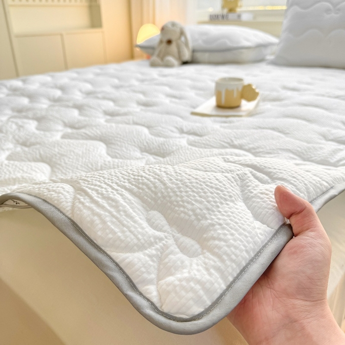 91家纺网 家纺一手货源 找家纺 麒东家纺 2026新款春夏泡泡纱夹棉床垫系列 白色