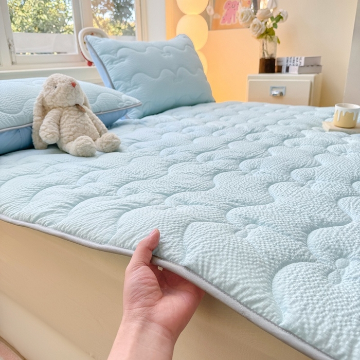 91家纺网 家纺一手货源 找家纺 麒东家纺 2026新款春夏泡泡纱夹棉床垫系列 天蓝