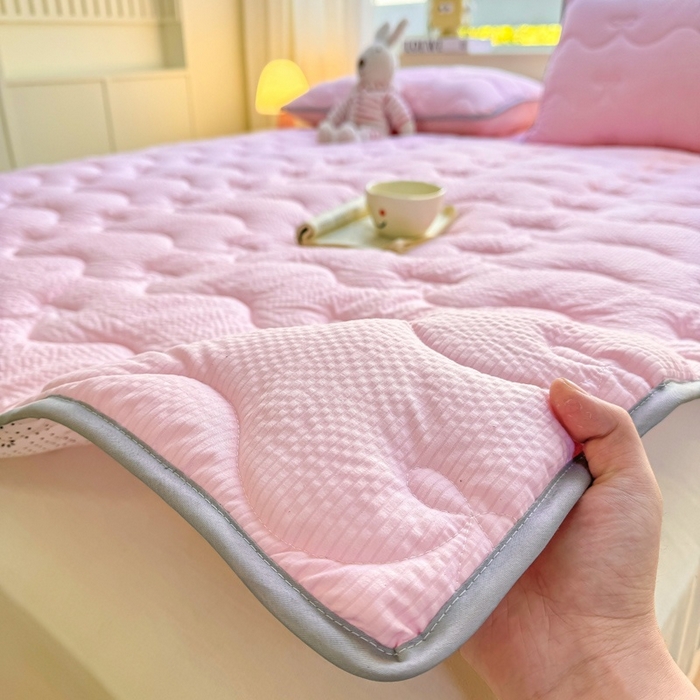 91家纺网 家纺一手货源 找家纺 麒东家纺 2026新款春夏泡泡纱夹棉床垫系列 粉色