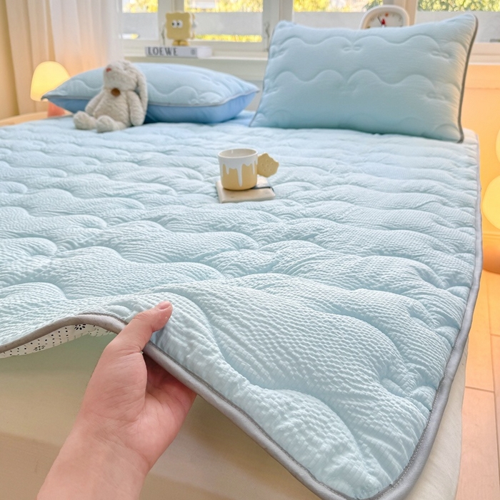 91家纺网 家纺一手货源 找家纺 麒东家纺 2026新款春夏泡泡纱夹棉床垫系列 天蓝