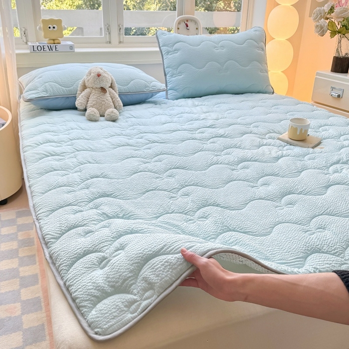 91家纺网 家纺一手货源 找家纺 麒东家纺 2026新款春夏泡泡纱夹棉床垫系列 天蓝