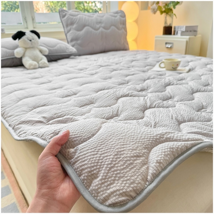 91家纺网 家纺一手货源 找家纺 麒东家纺 2026新款春夏泡泡纱夹棉床垫系列 浅灰