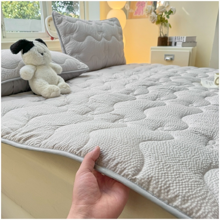 91家纺网 家纺一手货源 找家纺 麒东家纺 2026新款春夏泡泡纱夹棉床垫系列 浅灰